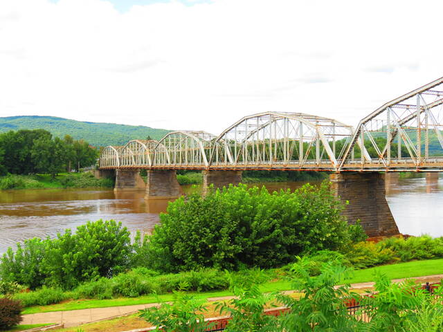 128411762_web1_IMG_0207
A public meeting will be held May 4 to discuss options for two bridges linking West Pittston and Pittston, including the Firefighters Memorial Bridge shown here.
Times Leader file photo