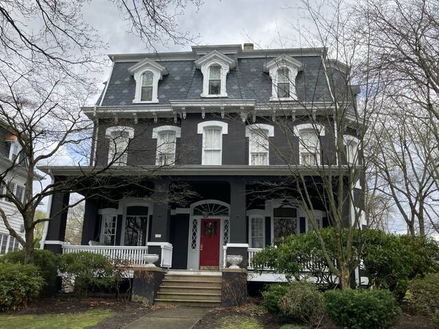 128413183_web1_Hazzouri-property
Luzerne County Council is figuring out a plan to sell this property on Susquehanna Avenue in West Pittston that it acquired through a litigation settlement.
Kevin Carroll | Times Leader