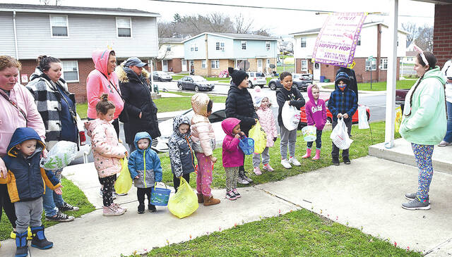 128416939_web1_Panama-St.-Egg-Hung-1-copy
Organizer and host, Sherry McHale, far right, welcomes Easter Egg hunters at her home in the City of Pittston.
Tony Callaio | For Sunday Dispatch
