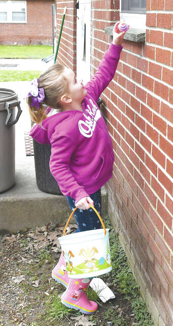 <p>Five-year-old Mariah Kiser stands on her tippy-toes to grab an egg on a window ledge.</p>
<p>Tony Callaio | For Sunday Dispatch</p>