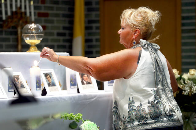 128687042_web1_wy_reunion2_faa
Wyoming Area Class of 1982 President Patrice Yurek presented seven white roses and lit candles of remembrance for seven members of the Class that are deceased during the Mass of Thanksgiving and Remembrance at Oblates of St.Joseph Chapel in Pittston Township.
Fred Adams | For Sunday Dispatch