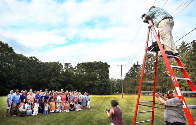 <p>Professional Photographer Andy Molitoris takes a group photo of the Wyoming Area Class of 1982.</p>
<p>Fred Adams | For Sunday Dispatch</p>