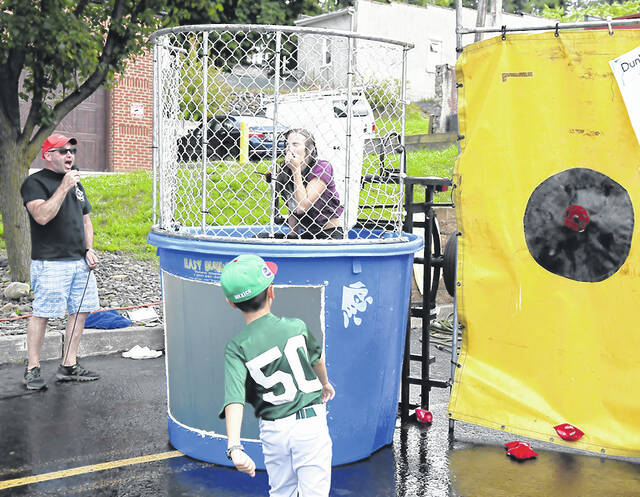 128895892_web1_Wheels-for-Meals-3
Brian Matyjevich, left, Meals on Wheels board member, announces Alyssa Kashuda dunk into the tank off a throw of 8-year-old Vinny Ginocchetti at the Meals on Wheels Wheels for Meals Bike Night and BBQ, on Saturday, Sept. 10.
Tony Callaio | For Sunday Dispatch