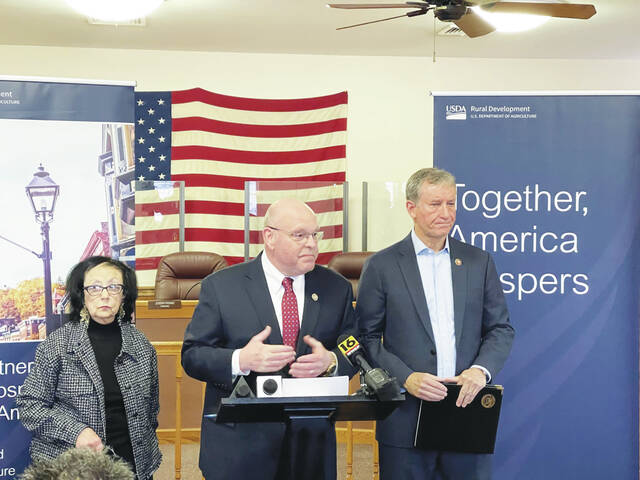 130276257_web1_thumbnail_IMG_9524
USDA State Director for Rural Development Bob Morgan, center, opens Wednesday mornings news conference where U.S. Rep. Matt Cartwright, right, announced that the borough will receive an $8.7 million USDA loan for major infrastructure improvements. Exeter Borough Mayor Denise Adams, is at left.
Bill O’Boyle | Times Leader
