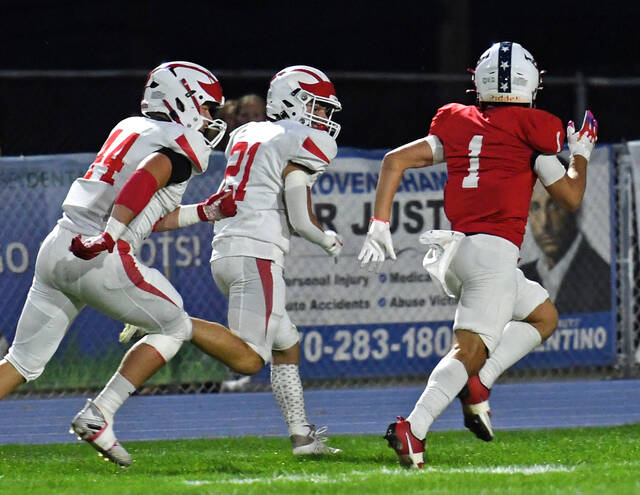 130946197_web1_PA-Crestwood-ftbl-1
Jake Jeckell (21) scampers 49-yards deep into Pittston Area territory for Crestwood.
Tony Callaio | For Times Leader