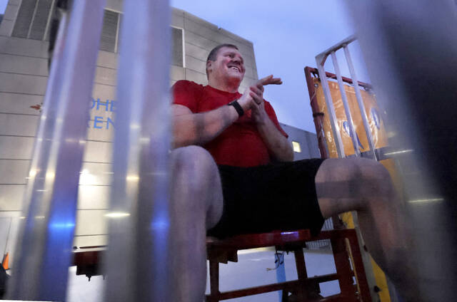 131189215_web1_dunk1_faa
Sergeant Lee Dudick was the first volunteer to sit in the dunk tank outside the Mohegan Sun Arena on Friday.
Fred Adams | For Sunday Dispatch