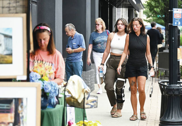 131569009_web1_PIttston-May-2nd-Friday-Art-Walk
A sprinkle of rain didnt deter people from attending Pittstons 2nd Friday Art Walk last July.
Tony Callaio File Photo | For Sunday Dispatch