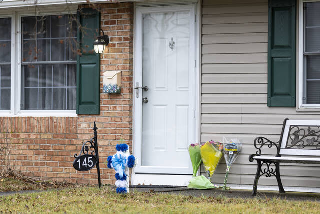 131640629_web1_131640629-99338b4267aa4b78bd2f171be6d8b6fb
Flowers rest at the front door of the Mohn residence in Upper Orchard section of Levittown on Feb. 2, 2024.
The Philadelphia Inquirer via AP, File