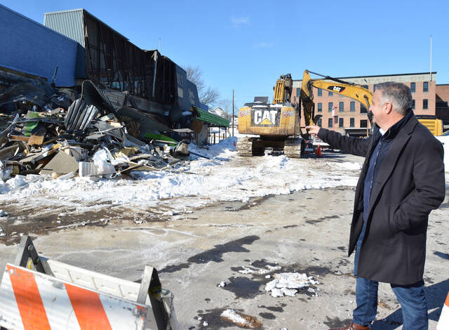 132117691_web1_Quinns-Demolition-2
City of Pittston Mayor Michael Lombardo was on hand with heavy equipment, beginning to take down the former Quinns Supermarket off Kennedy Blvd. Lombardo points to the area where retail and a future grocery store will be located when the future four-story parkade will be erected.
Tony Callaio | For Sunday Dispatch