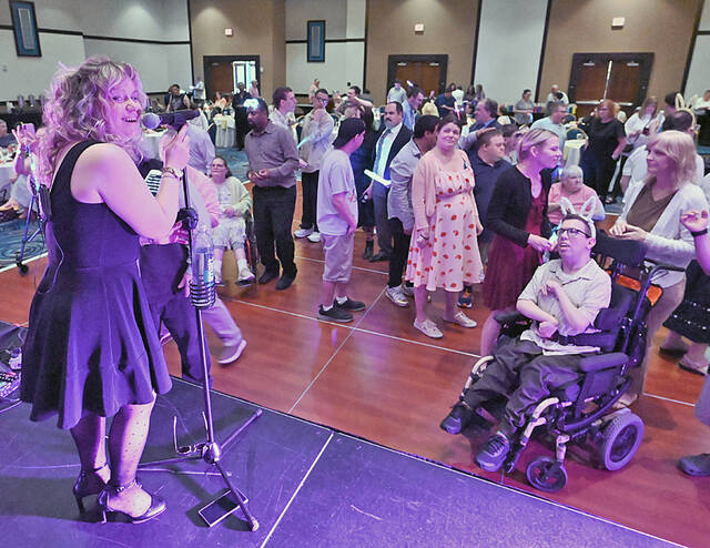 132284347_web1_Victory-Sports-Banquet-3
Flaxy Morgan lead singer Nina Sapiego belts out another number to the delight of the athletes of the Victory Sports League players at the Mohegan Sun ballroom on Thursday evening.
Tony Callaio | For Sunday Dispatch