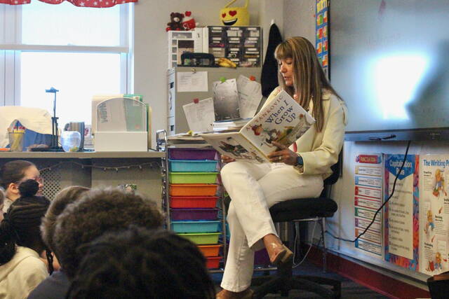 132299273_web1_IMG_9258
Lori Spencer, a real estate agent for ERA One Source Realty, reads to a class of students.
Sydney Allabaugh | Sunday Dispatch