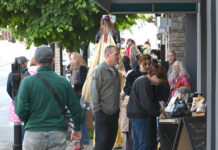 
			
				                                The chilly temperatures and chance of rain did not stop people from attending the City of Pittstons 2nd Friday Art Walk along Main Street.
                                 Tony Callaio | For Sunday Dispatch

			
		